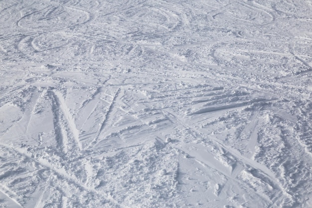 Sporen van skiën op witte sneeuw close-up Skihellingen