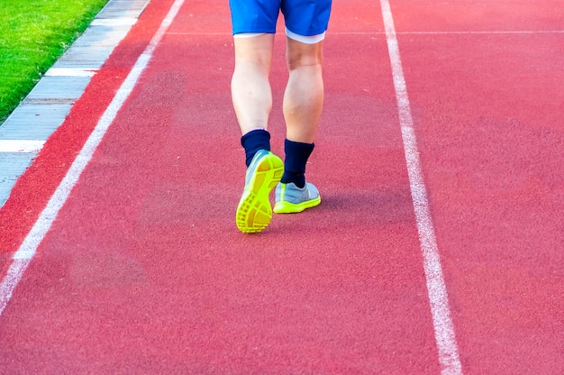 Foto sport achtergrond. runner-voeten die op renbaan lopen