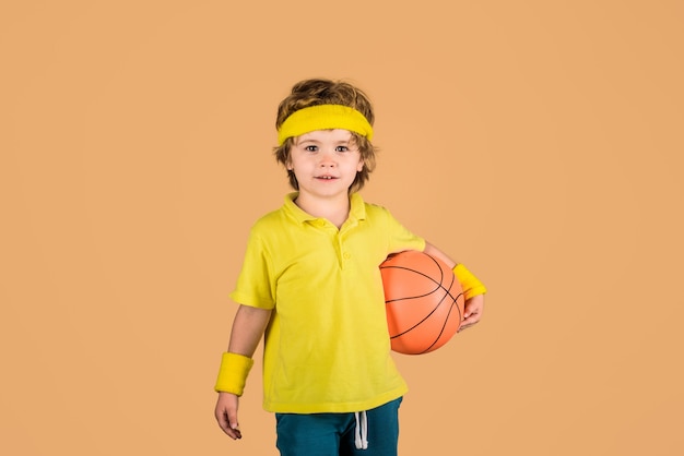 Foto sport actieve basketbalspeler kind spelen met basketbal sportieve jongen met bal hobby sport concept