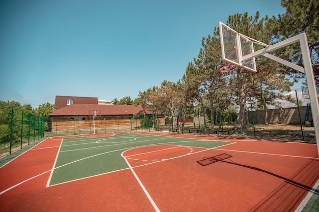 Sport basketbalveld vanuit verschillende invalshoeken zonder mensen