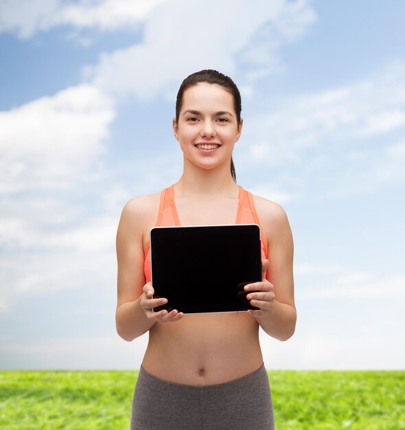 sport, beweging, technologie, internet en gezondheidszorg - sportieve vrouw met leeg scherm van tablet-pc