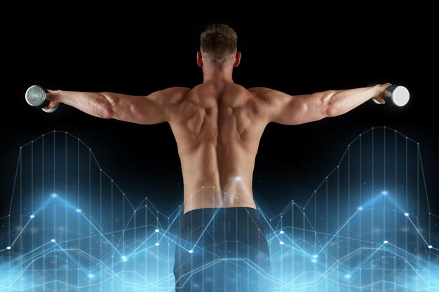Фото Спорт бодибилдинг фитнес и люди концепция молодой человек с гантели сгибание мышц на черном фоне и диаграммы диаграммы сзади