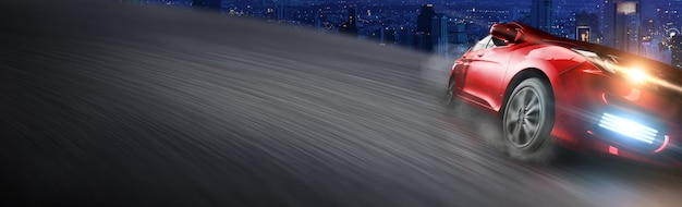 Колесо спортивного автомобиля дрейфует на ночном фоне освещения города. Скопируйте место для баннера