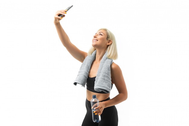 スポーツ白人の女の子は、分離されたハードトレーニングの後selfieを行う