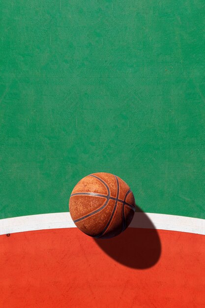 Sport concept. oud basketbal op het veld. over het licht