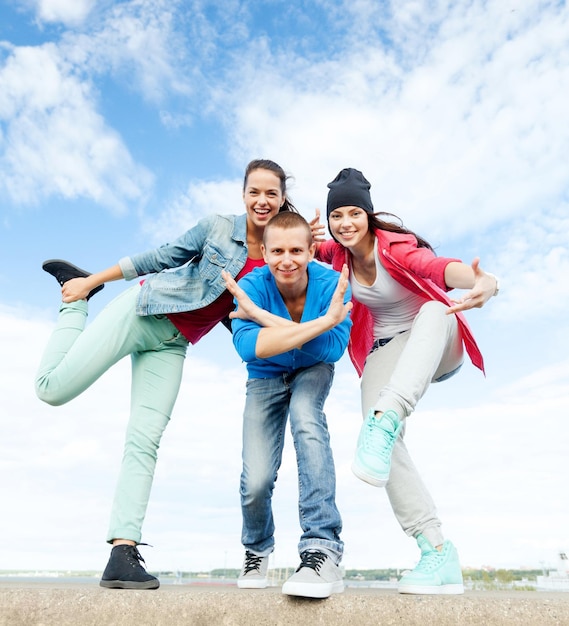 sport-, dans- en stadscultuurconcept - groep tieners dansen