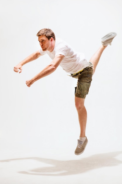 sport en dansconcept - mannelijke danser die in de lucht springt