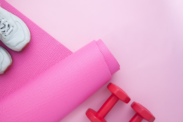 Sport en fitness apparatuur op roze kleur achtergrond