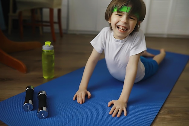 Sport en gezonde levensstijl. Kind sporten thuis. Yogamat halter en springtouw. Sportachtergrond met het concept van huisoefeningen.