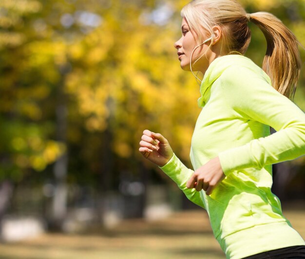 sport- en levensstijlconcept - vrouw die buiten loopt