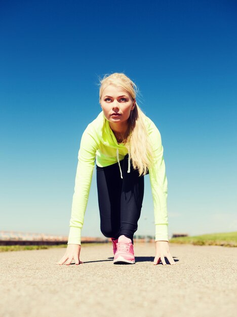 sport- en levensstijlconcept - vrouw die buiten loopt