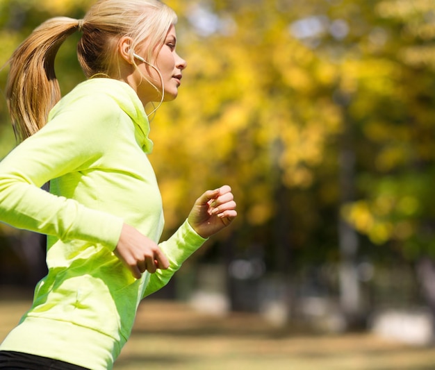 sport en lifestyle concept - vrouw die buiten hardlopen doet