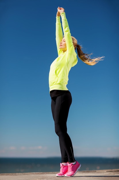 sport en lifestyle concept - vrouw doet yoga buitenshuis