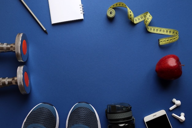 Foto bottiglia di scarpe da ginnastica di attrezzature sportive con nastro di misurazione