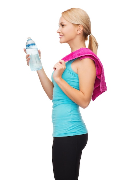 Photo sport, excercise and healthcare - sporty woman with pink towel and water bottle