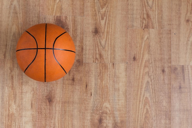 스포츠, 피트니스, 게임, 스포츠 장비 및 개체 개념 - 위에서부터 나무 바닥에 있는 농구공 가까이