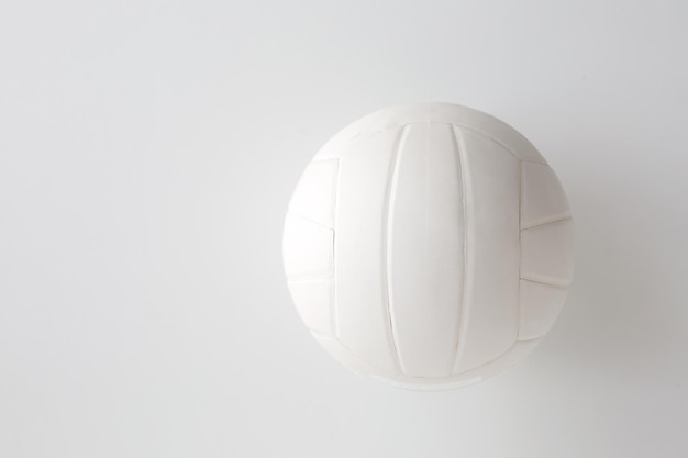 Concetto di sport, fitness, gioco, attrezzatura sportiva e oggetti - primo piano della palla da pallavolo su bianco