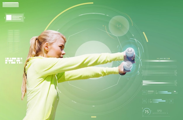 Sport, fitness, sporten, technologie en mensenconcept - jonge sportieve vrouw met halters die biceps buigen over groene achtergrond