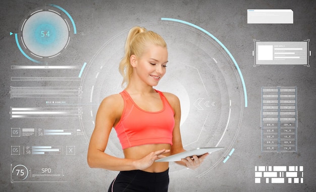 스포츠, 피트니스 및 기술 - 회색 콘크리트 배경 위에 태블릿 PC를 갖춘 행복한 스포티 여성