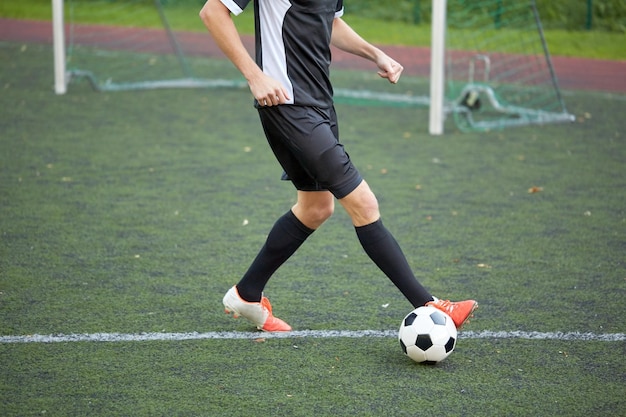 사진 스포츠, 축구 훈련 및 사람들 - 필드에서 공을 가지고 노는 축구 선수