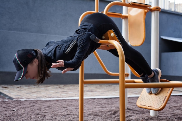 写真 黒のシャツを着たスポーツの女の子