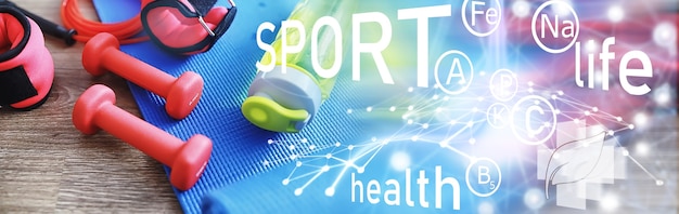 Foto sport e stile di vita sano. accessori per lo sport. manubrio per tappetino da yoga e corda per saltare. sfondo sportivo con il concetto di esercizi a casa.