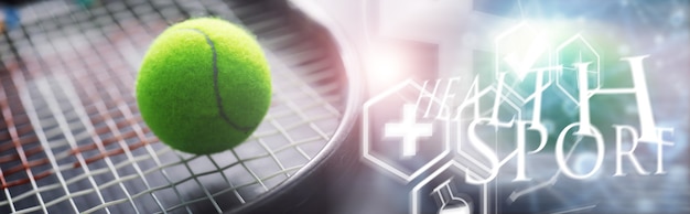 Спорт и здоровый образ жизни. Теннис. Желтый мяч для тенниса и ракетка на столе. Спортивный фон с концепцией тенниса.