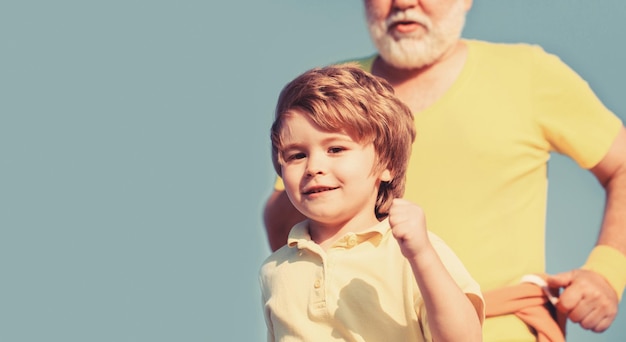 子供のためのスポーツアクティブな子供が走っている子供が屋外で走っている子供のためのジョギングスタジアムで走っている子供父と息子がスポーツをして走っている子供のための健康的なスポーツ活動コピースペース