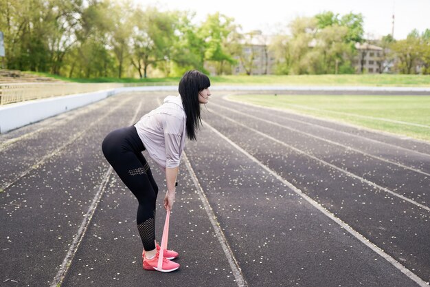 Foto concetto di sport e stile di vita - donna che fa sport all'aperto