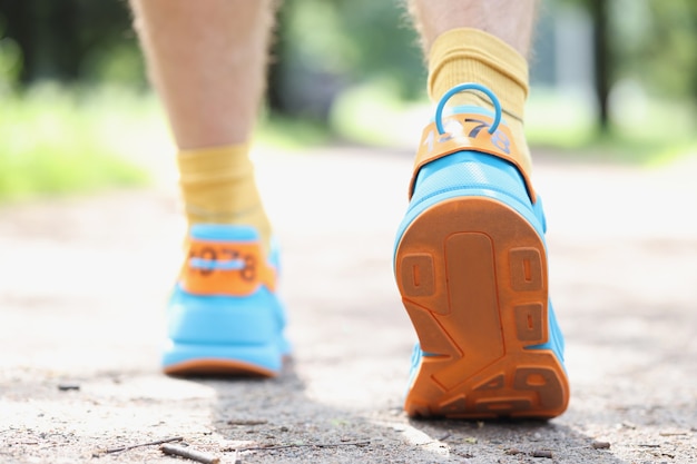Спортивные мужские ноги бегуна готовы к бегу на утренней пробежке по лесной тропе в парке
