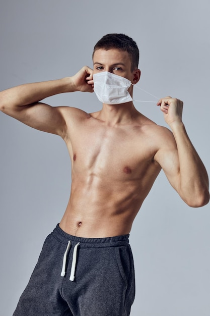 Sport man gespierd lichaam medische masker bescherming training gezondheid