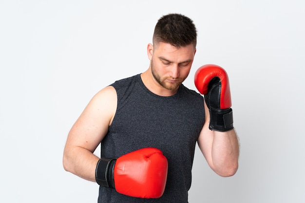 sport man op witte muur met bokshandschoenen