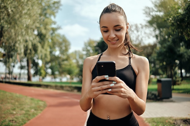 Sport meisje. aantrekkelijk meisje gaat in de ochtend buiten sporten.