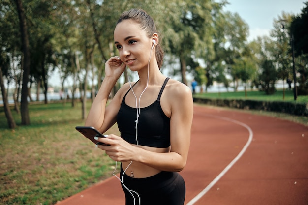 Sport meisje. aantrekkelijk meisje gaat in de ochtend buiten sporten.