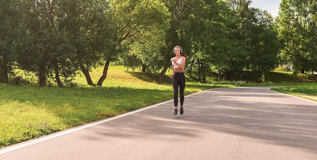 Sport meisje joggen in het park Het concept van een gezonde levensstijl Sportuitrusting Fitness stijl advertentie