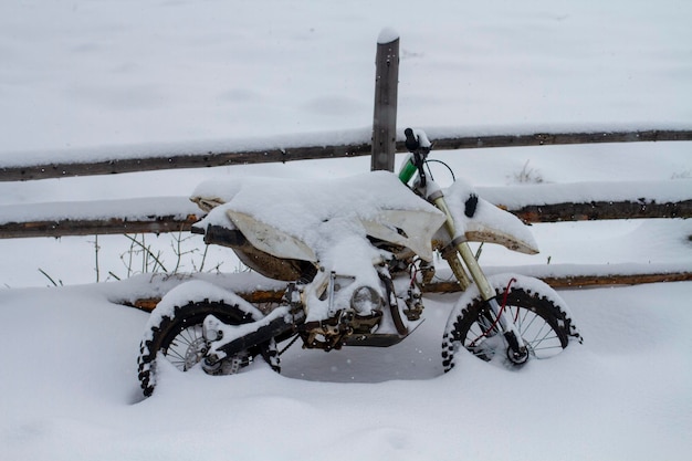 Sport motorfiets bedekt met sneeuw