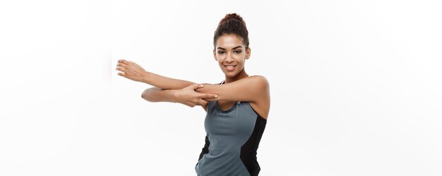 Sport opleiding levensstijl en fitness concept portret van mooie gelukkige Afro-Amerikaanse vrouw str