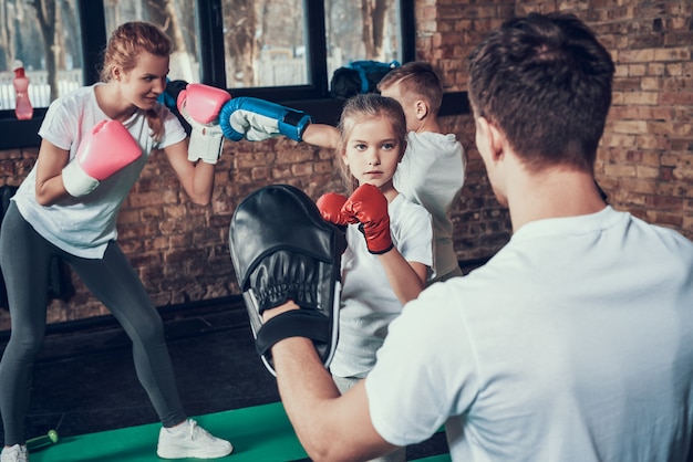 Спорт Люди занимаются боксом в фитнес-клубе.