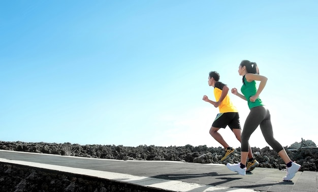 Gli sportivi che corrono all'aperto