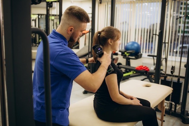 Sport percussie massage in de medische kamer van de sportschool