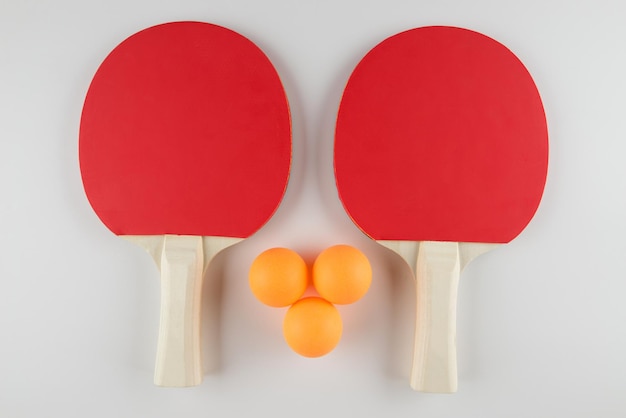 Sport samenstelling Ping pong close-up rackets en bal voor het spelen op een witte achtergrond