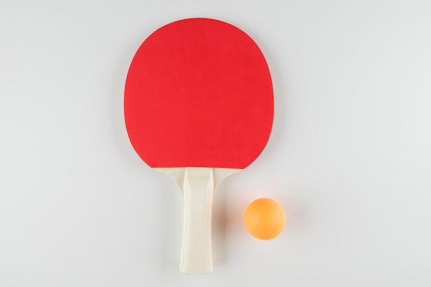 Sport samenstelling Ping pong close-up rackets en bal voor het spelen op een witte achtergrond