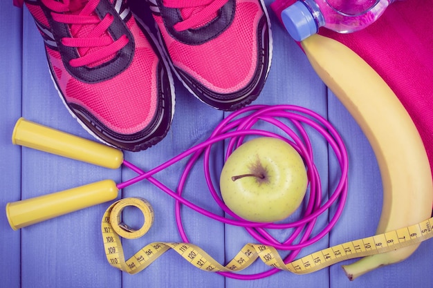 Аксессуары спортивной обуви для фитнеса и свежее яблоко Здоровый спортивный образ жизни