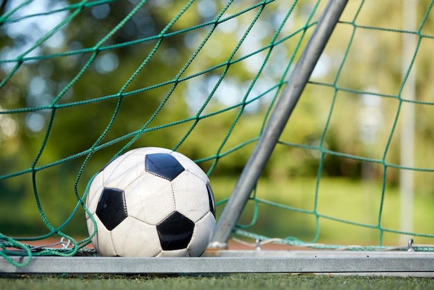 Foto sport, calcio e gioco - palla in rete sul campo di calcio