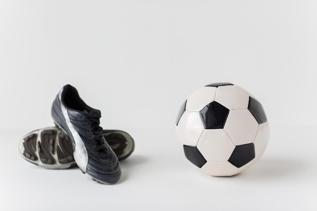 sport, voetbal, voetbal en sportartikelen concept - close-up van bal en laarzen