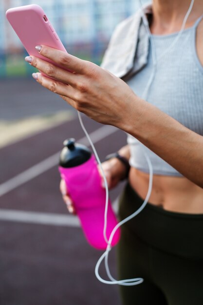 Foto sport vrouw met smartphone