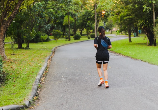 Sport vrouw oefening joggen in het park in