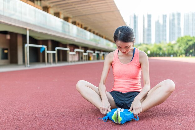 屋外で足の運動をしているスポーツ女性