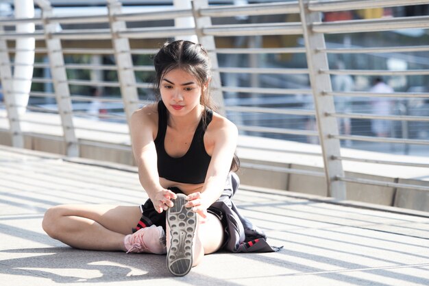 Photo sport woman drinkink water after workout,sport city concept.