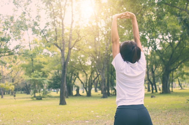 写真 朝の公園でスポーツ女性ワームが働き、運動してコンセプトを発揮する